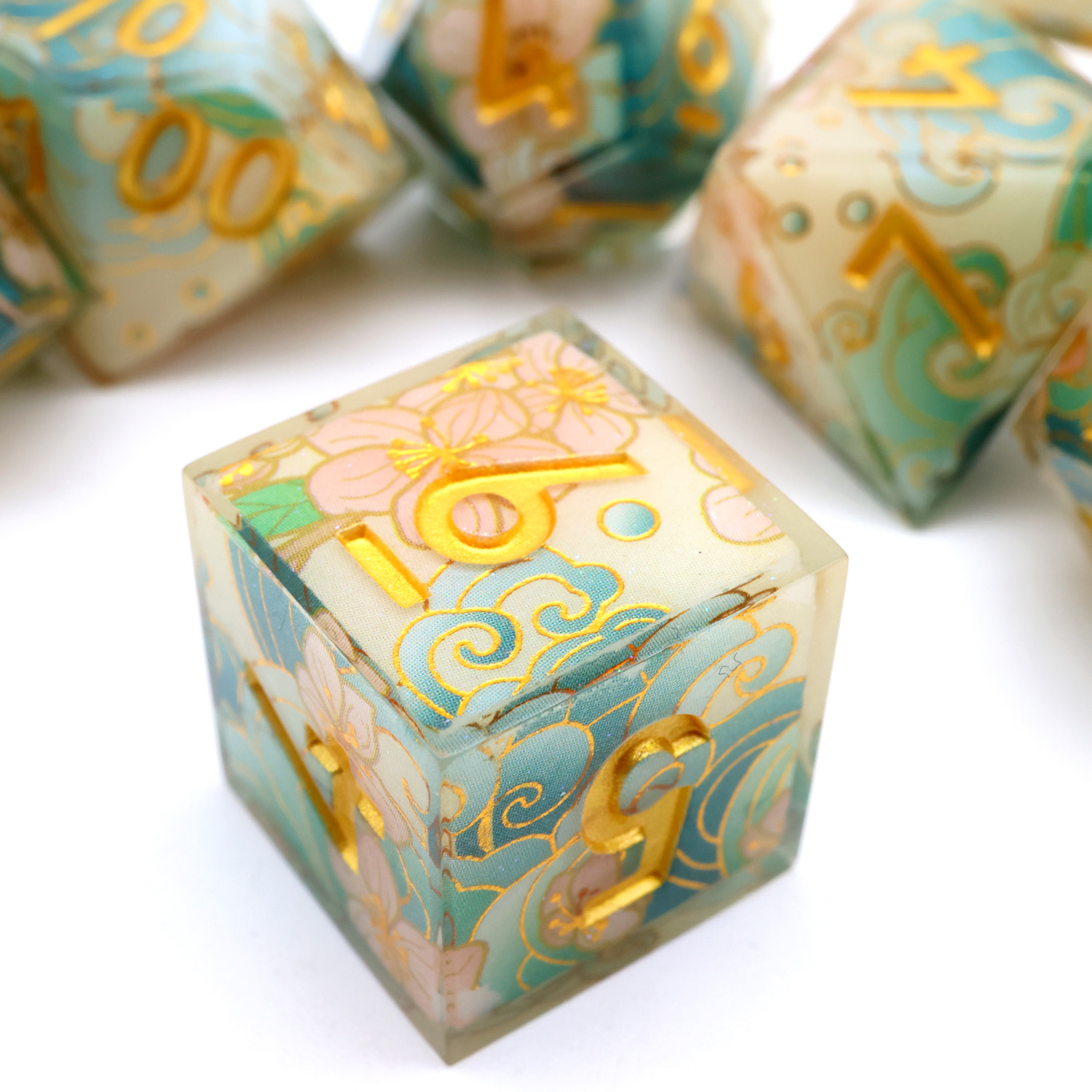 Enchanting DND Dice Set with O - Board Game Illustration recension och pris